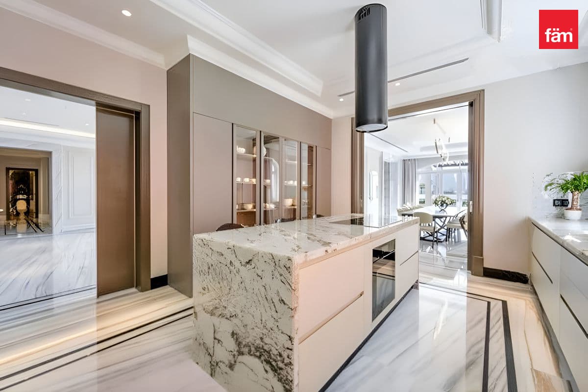 4 bedroom villa in jumeirah Islands, photograph 4 of 15